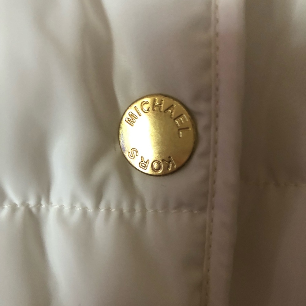 MICHAEL KORS NWOT CREAM COLOR PUFFER VEST WITH GOLD MK SNAP CLOSURE. SIZE LARGE - Picture 2 of 8